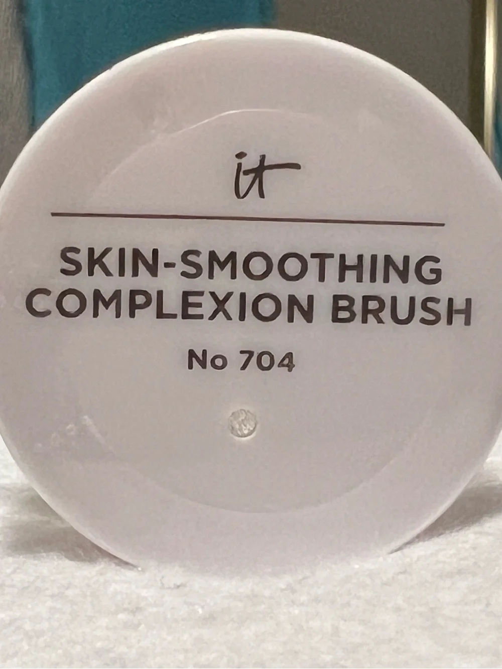 NWT and SEALED it Cosmetics Heavenly Skin Brush #704